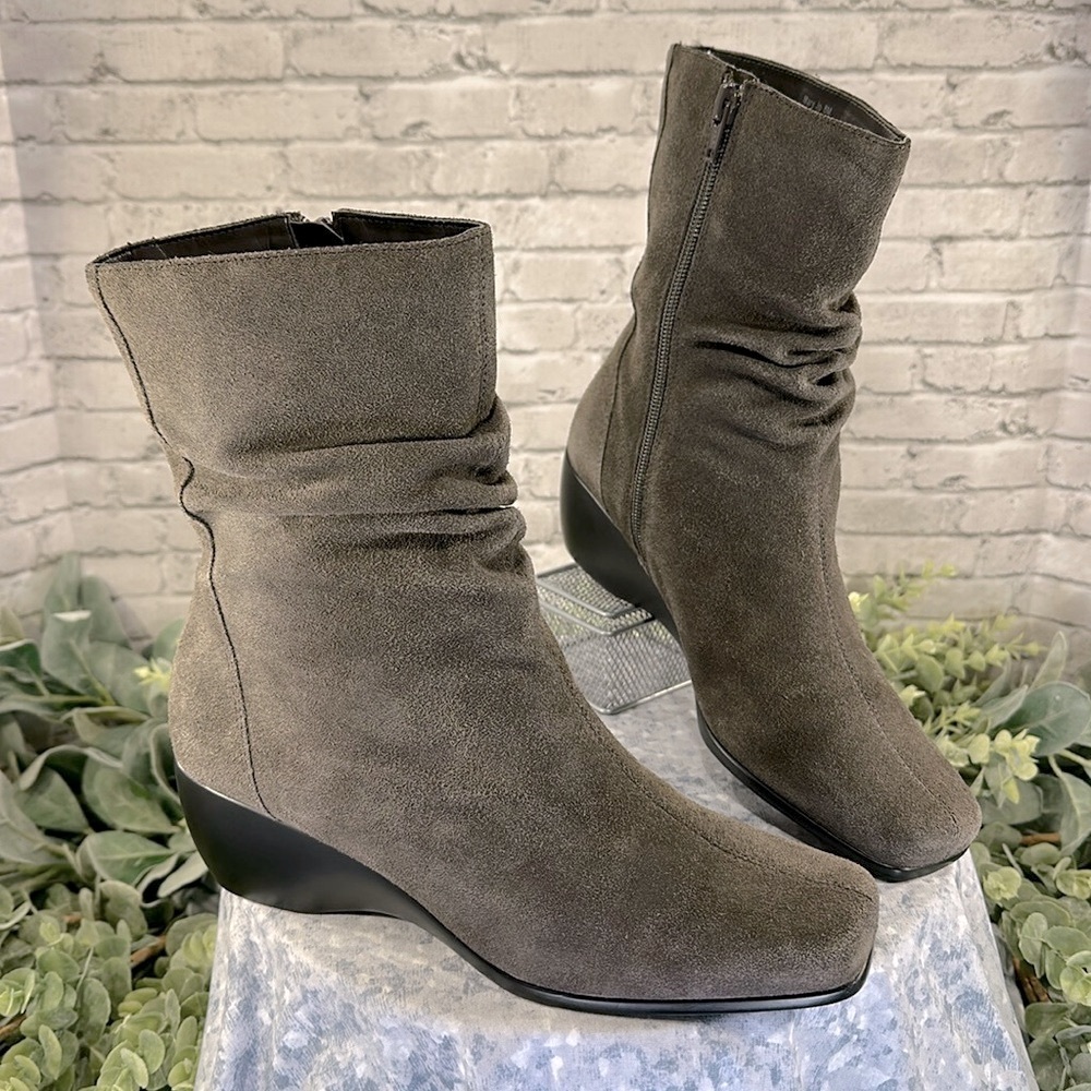 BareTraps “MaryJo” Dark Gray Suede Mid-High Slouch Wedge Boots WMS 8M🩶VGUC